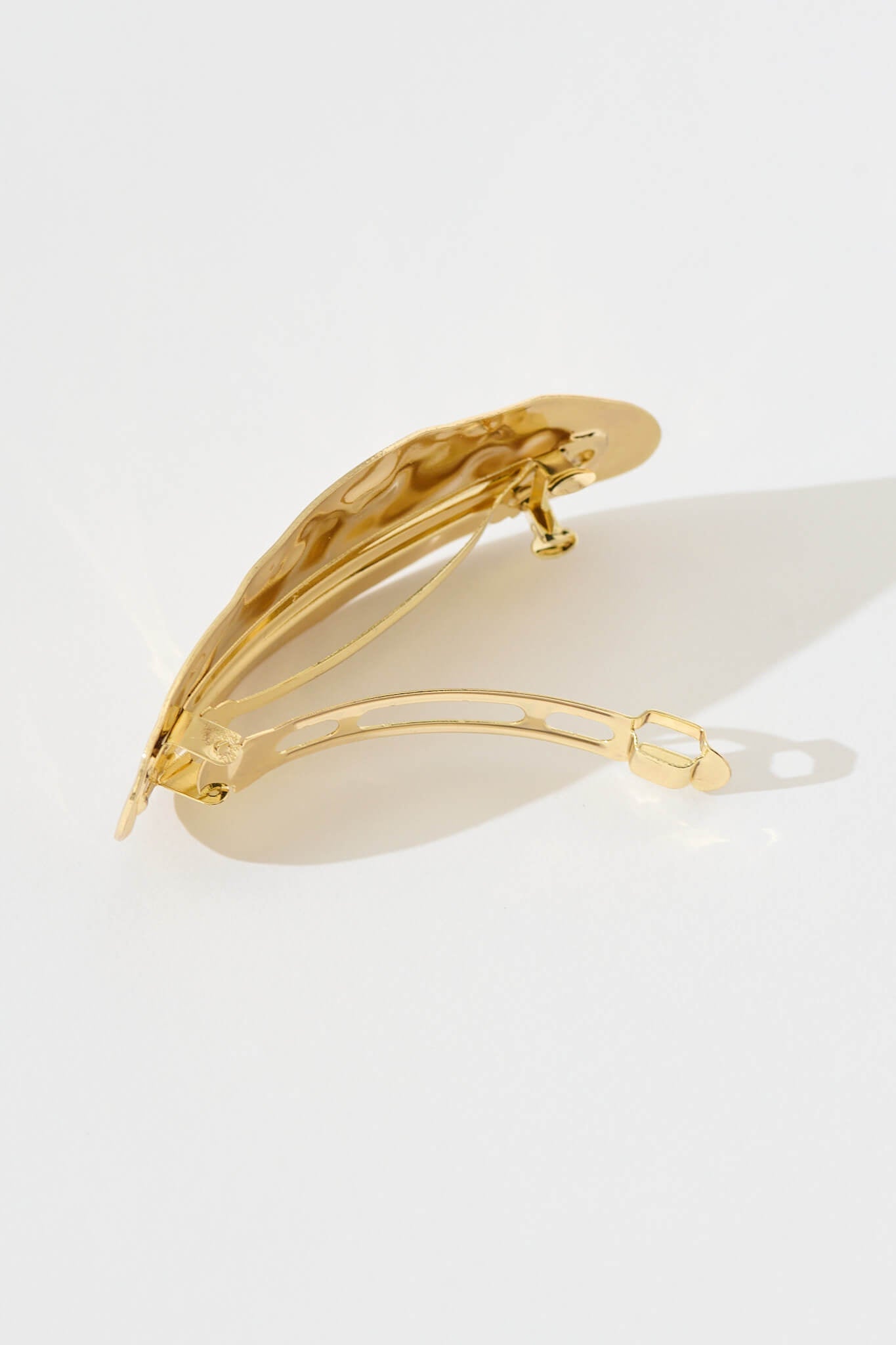 Aces Metal Oval Hair Clip In Textured Gold