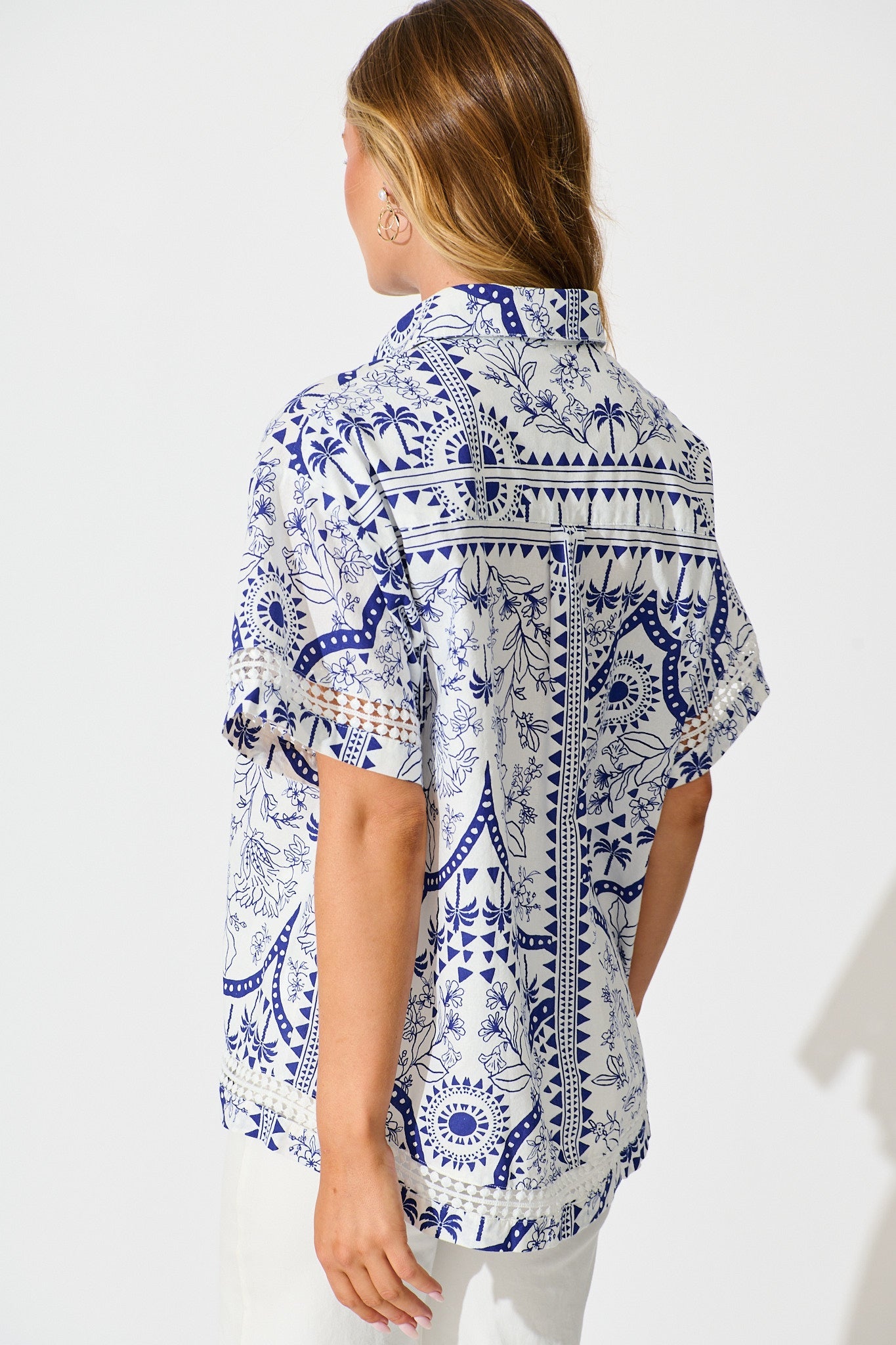Capri Shirt In White and Blue Cotton Linen