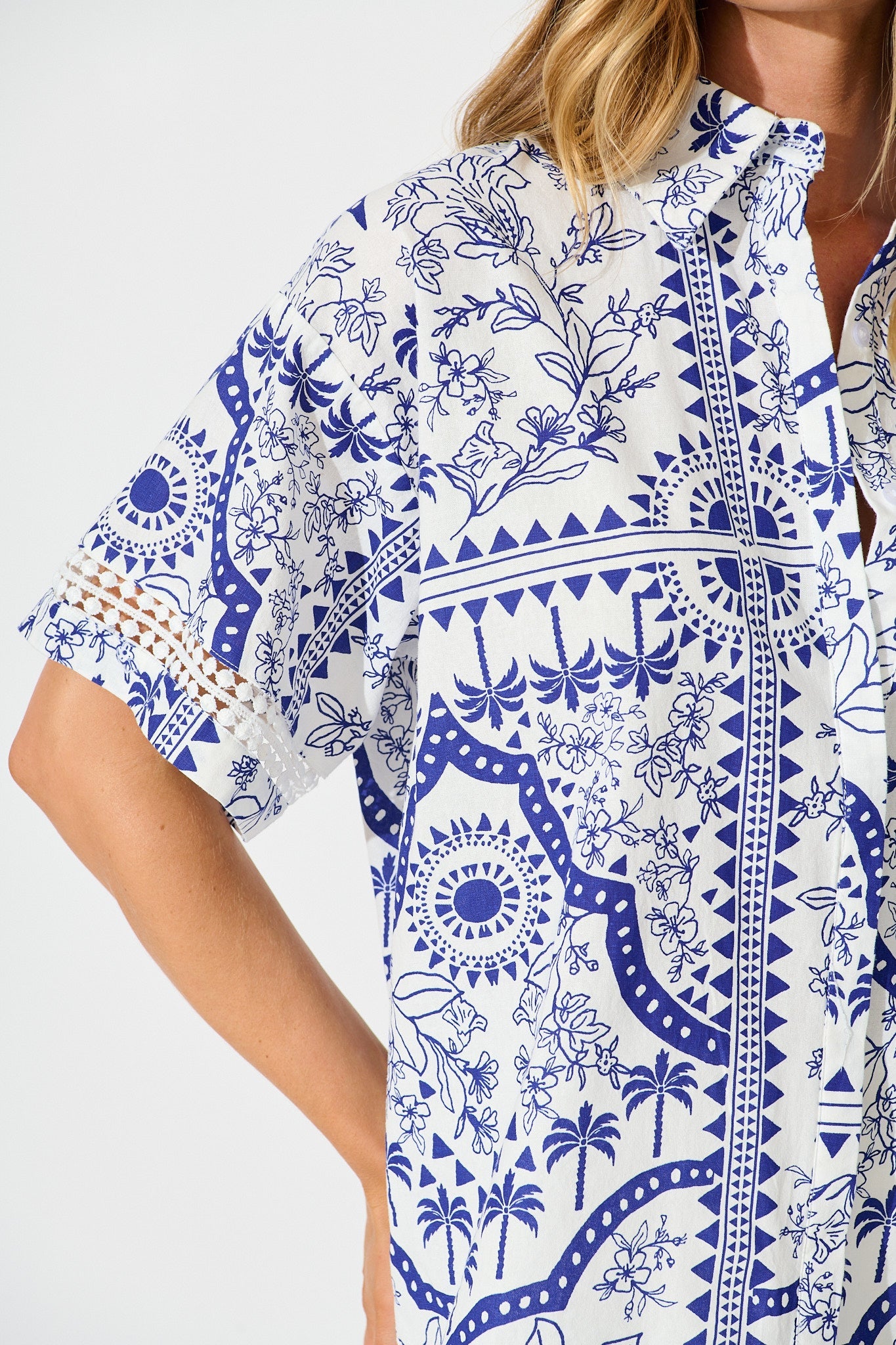 Capri Shirt In White and Blue Cotton Linen