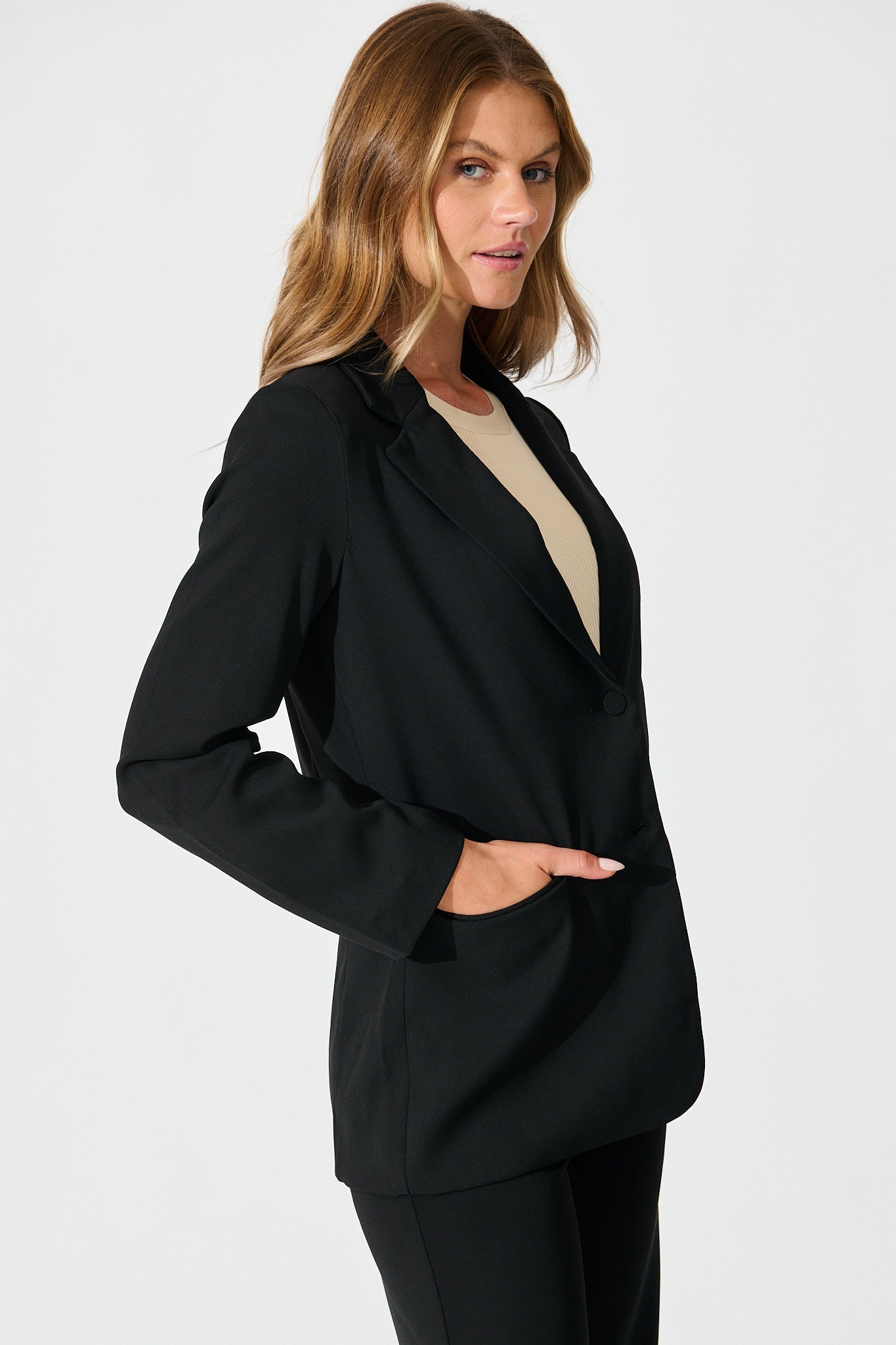 Ariana Blazer in Black