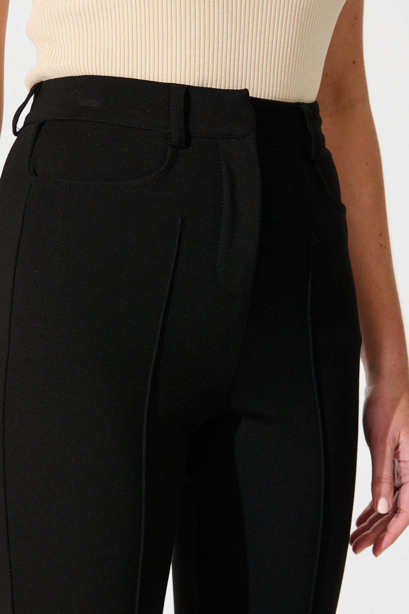 Workflow Stretch Pintuck Pant in Black