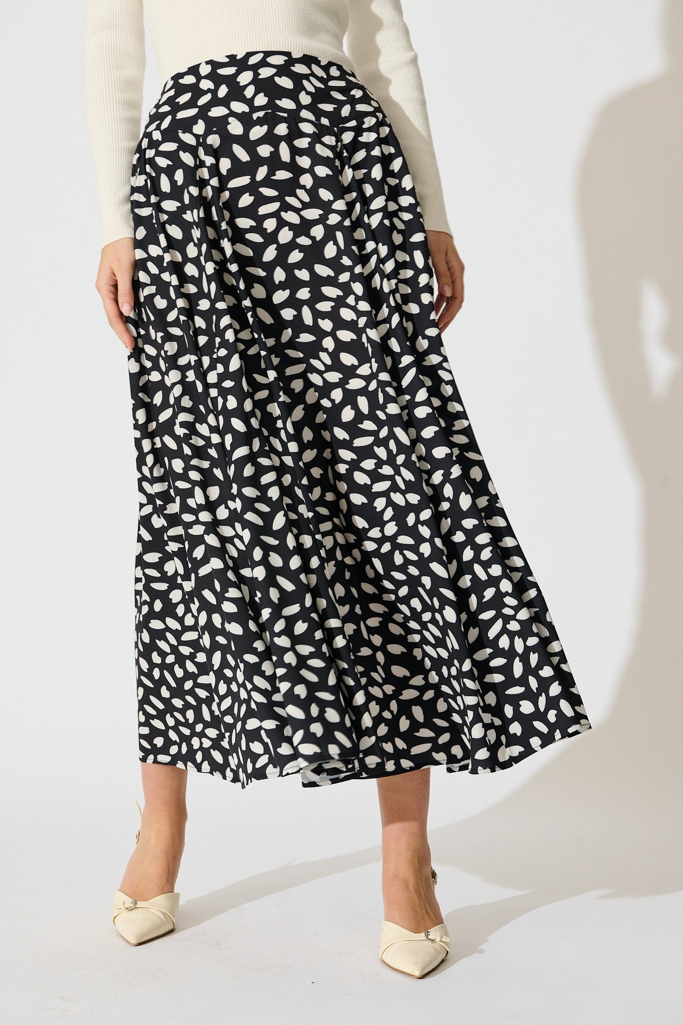 Brandsy Maxi Skirt in Black with White Leaf