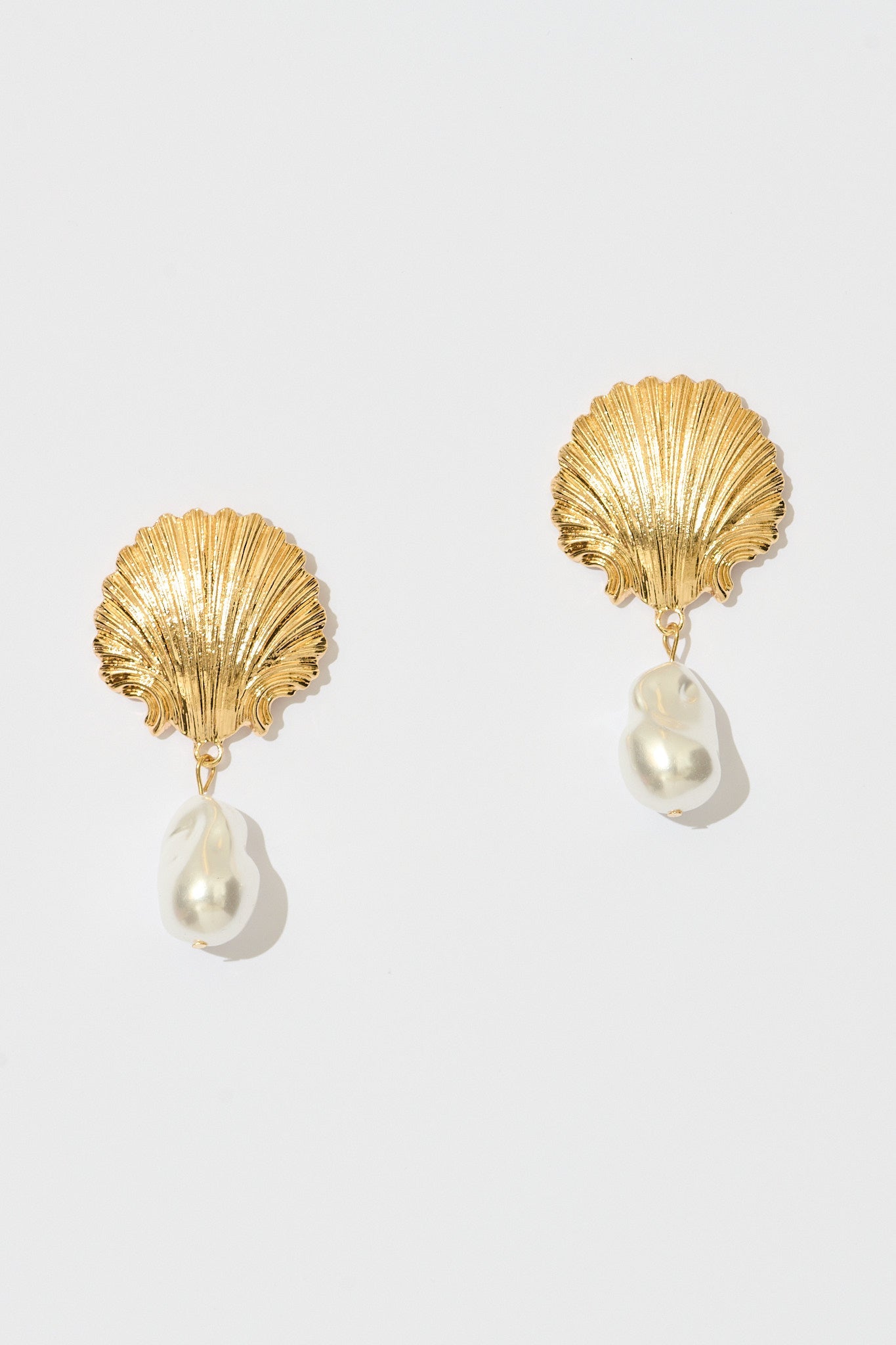 Soiree Drop Shell Earrings in Gold with Pearl