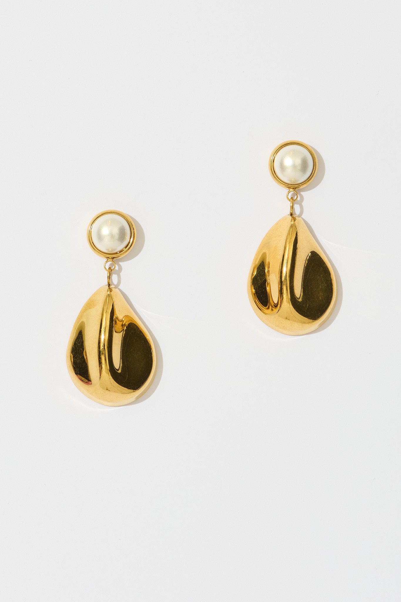 Estelle Stud Earrings in 18k Gold Teardrop with Pearl