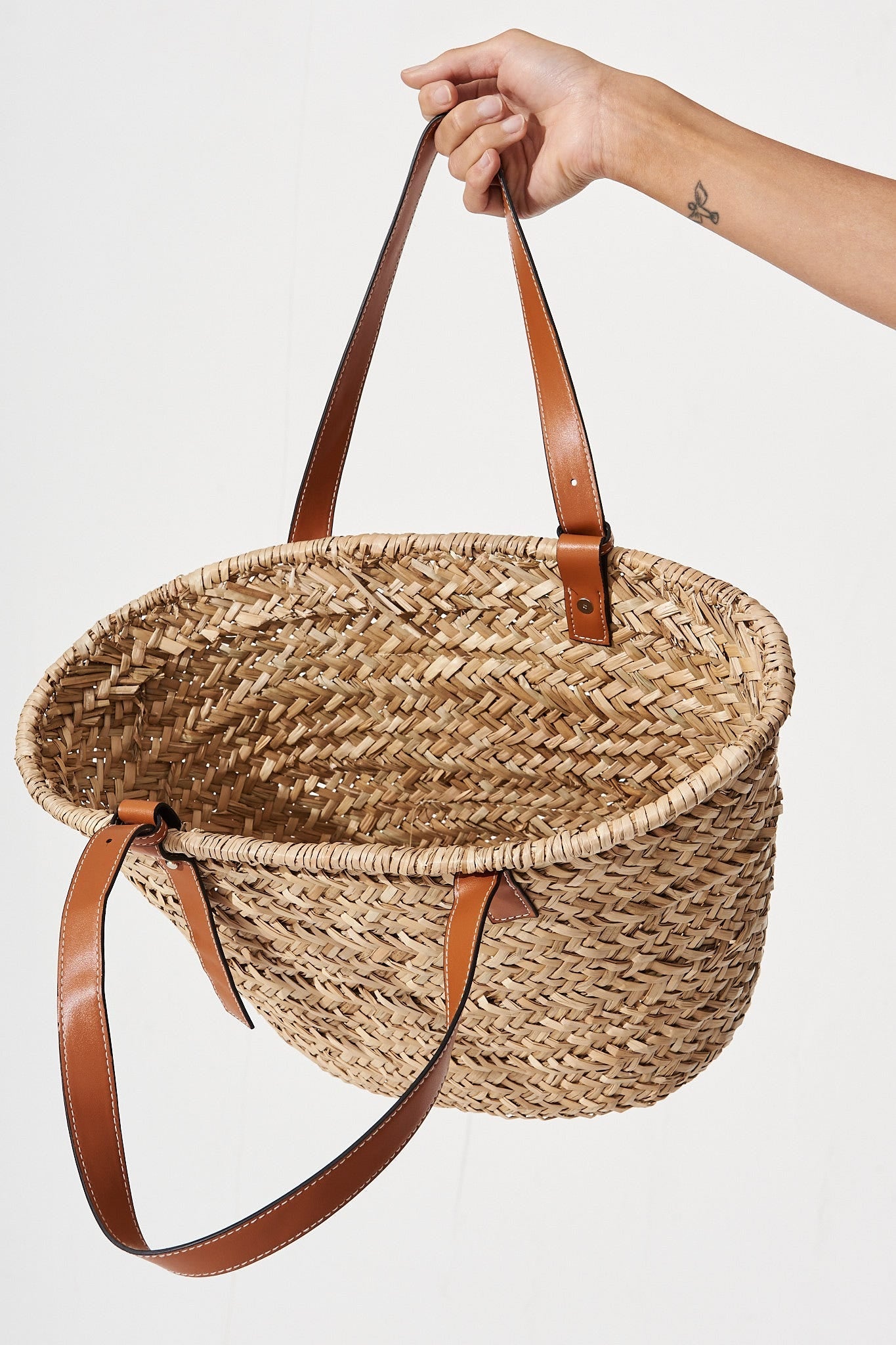 August + Delilah Joscelin Straw Bag In Tan
