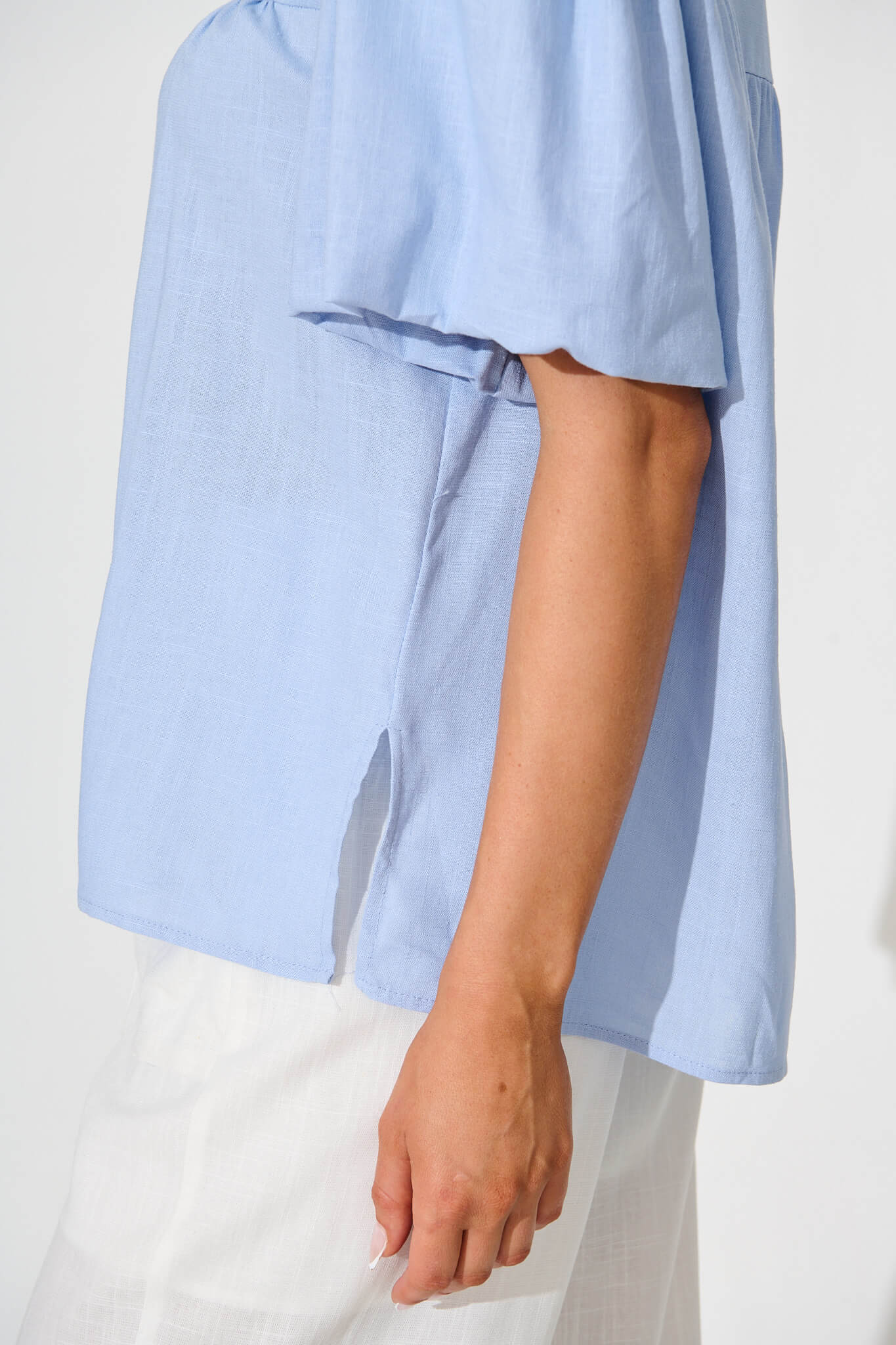 Sunniva Shirt in Light Blue Cotton Linen