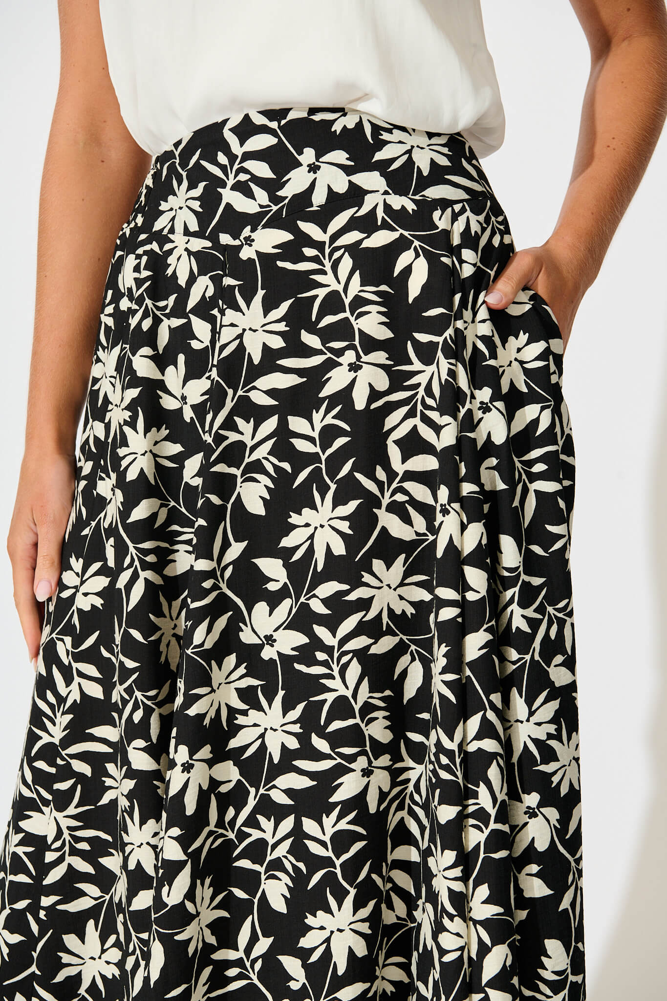 Brandsy Maxi Skirt In Black With Cream Floral