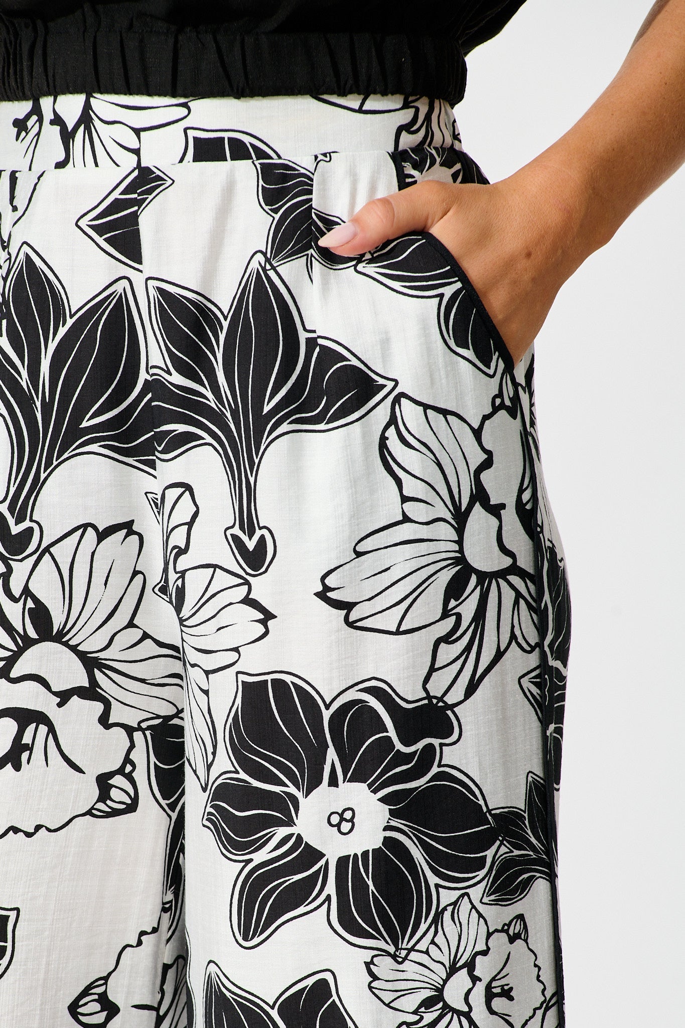 Della Pant in Black Floral