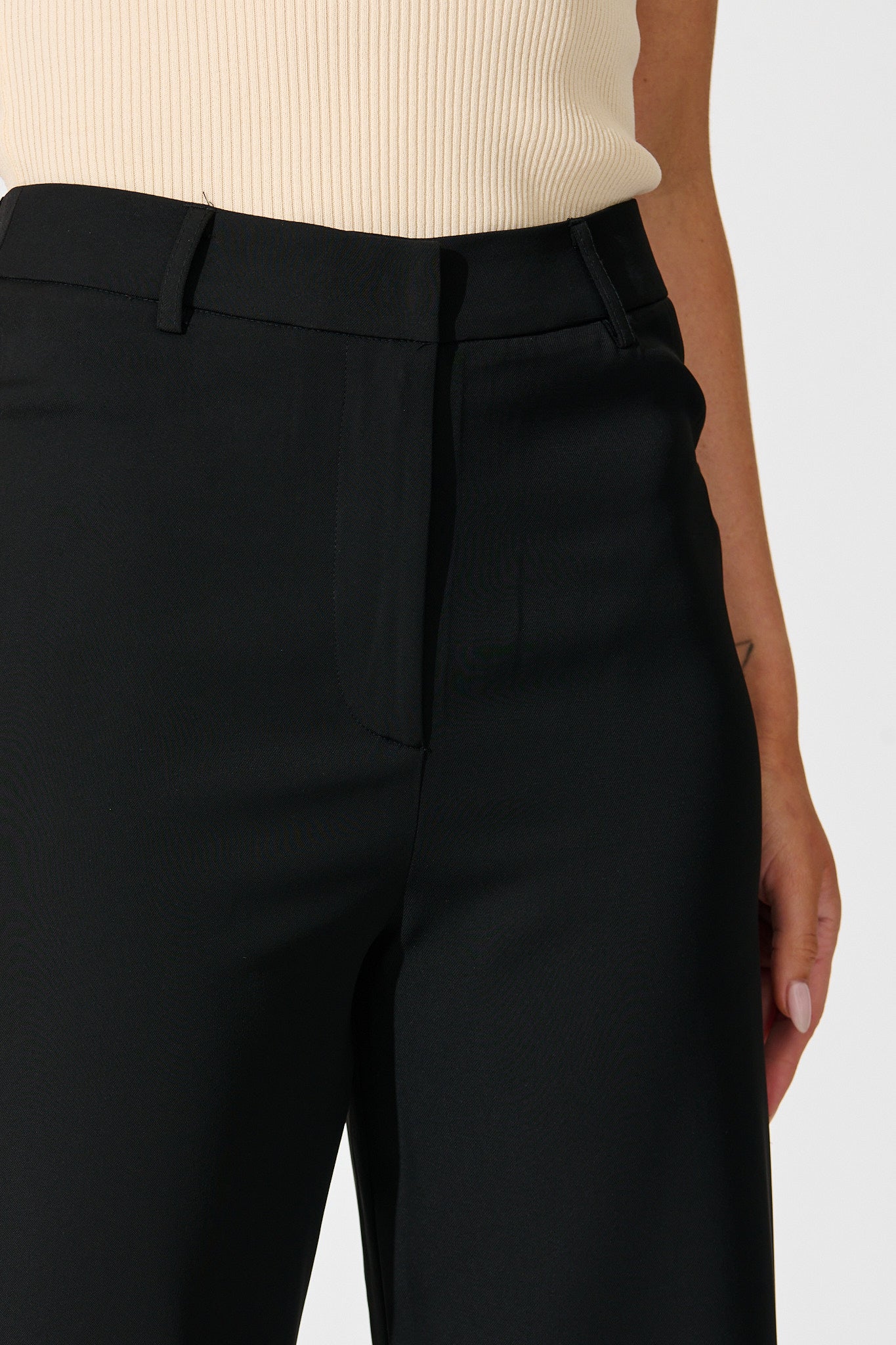 Annika Pant in Black