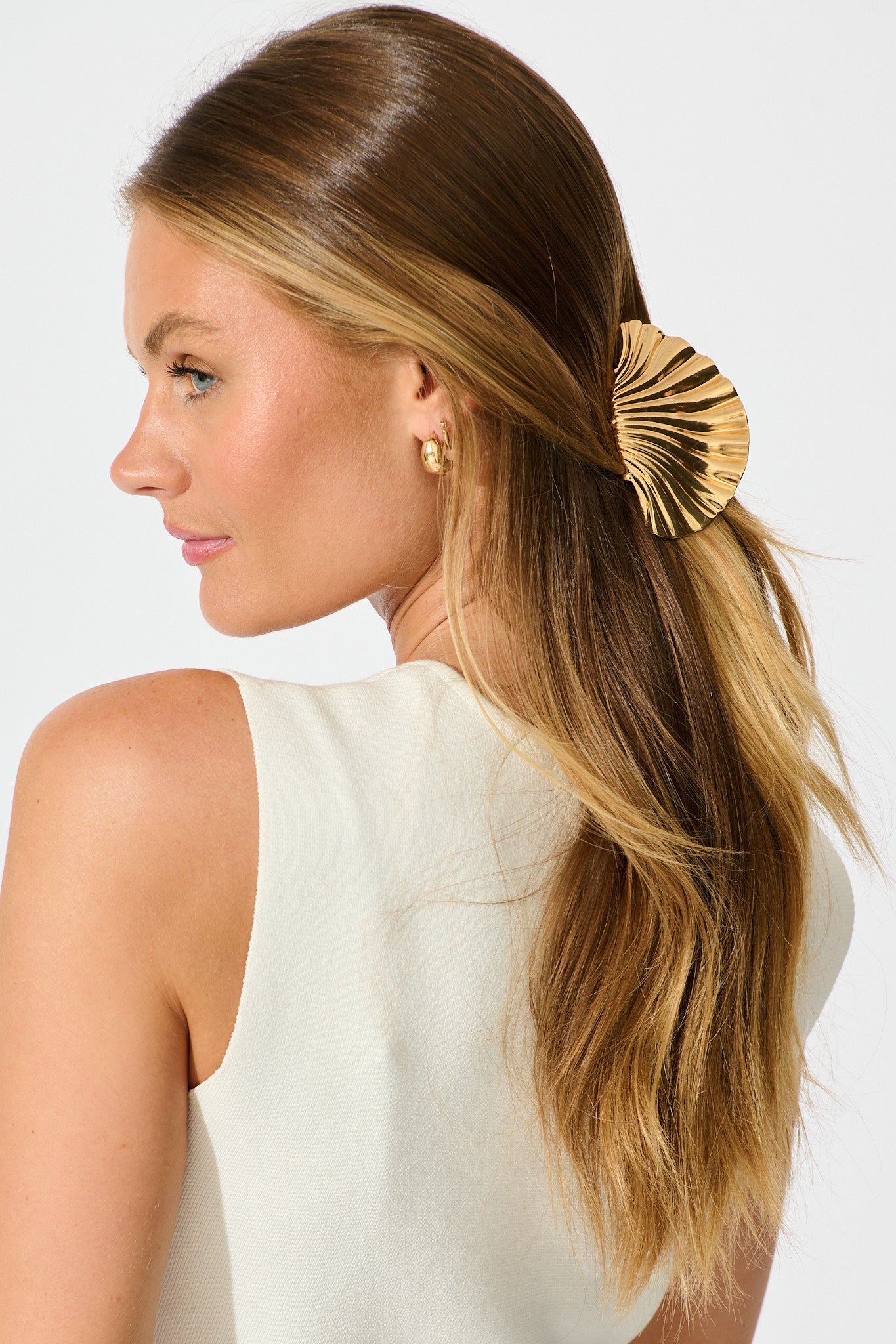 Shella Ribbed Metal Shell Claw Clip in Gold