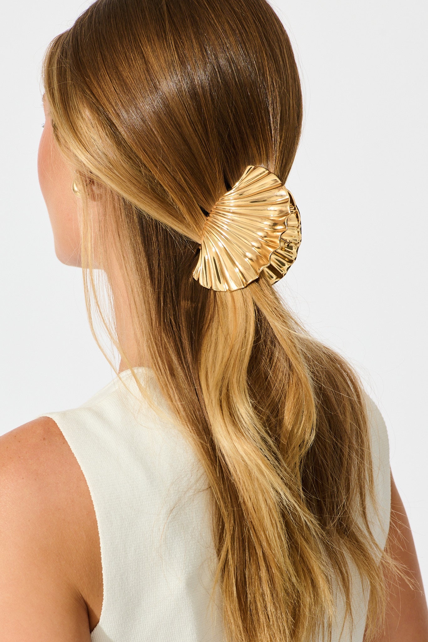 Shella Ribbed Metal Shell Claw Clip in Gold