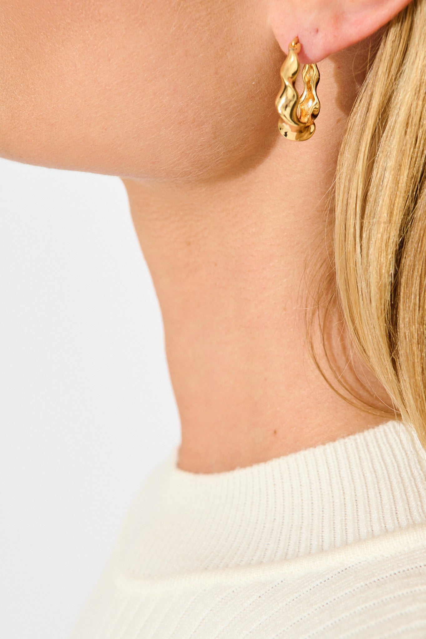 Tina Twisted Hoop Earrings in 18k Gold Plated