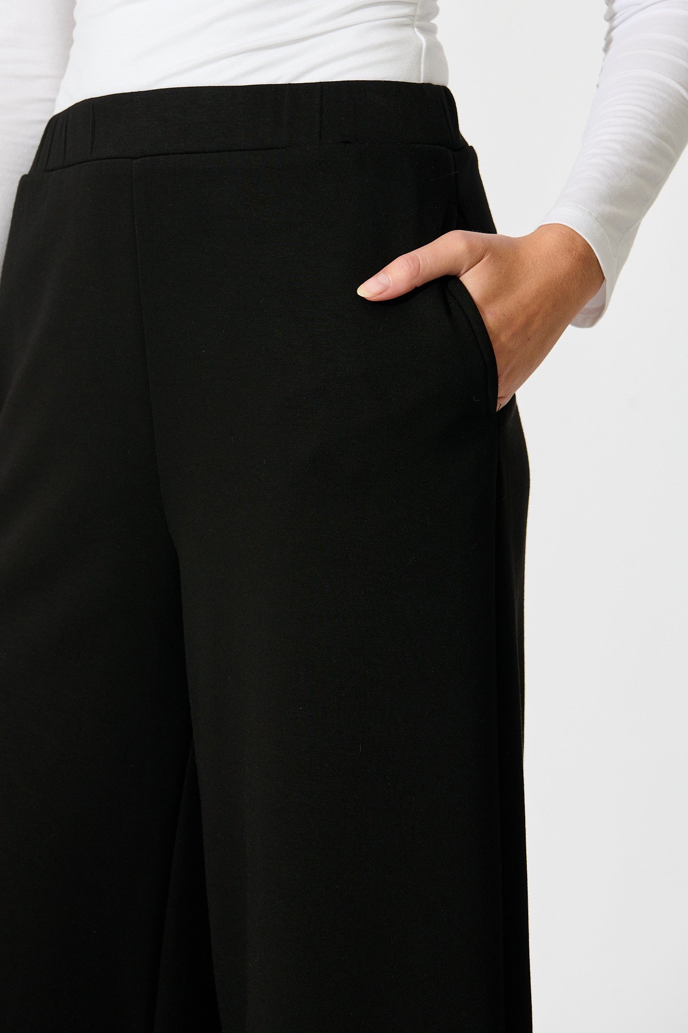 Jeannette Pant in Black