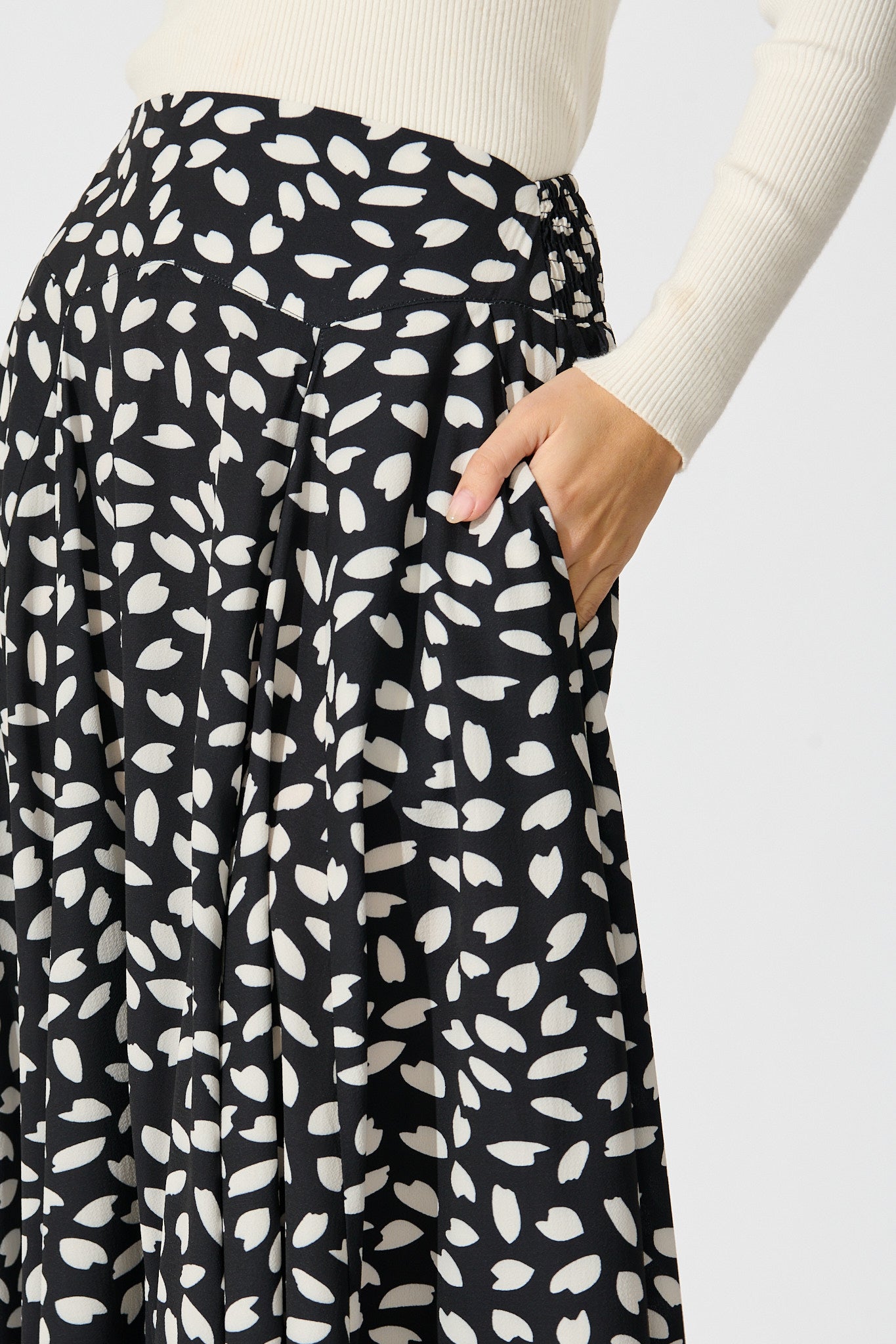 Brandsy Maxi Skirt in Black with White Leaf
