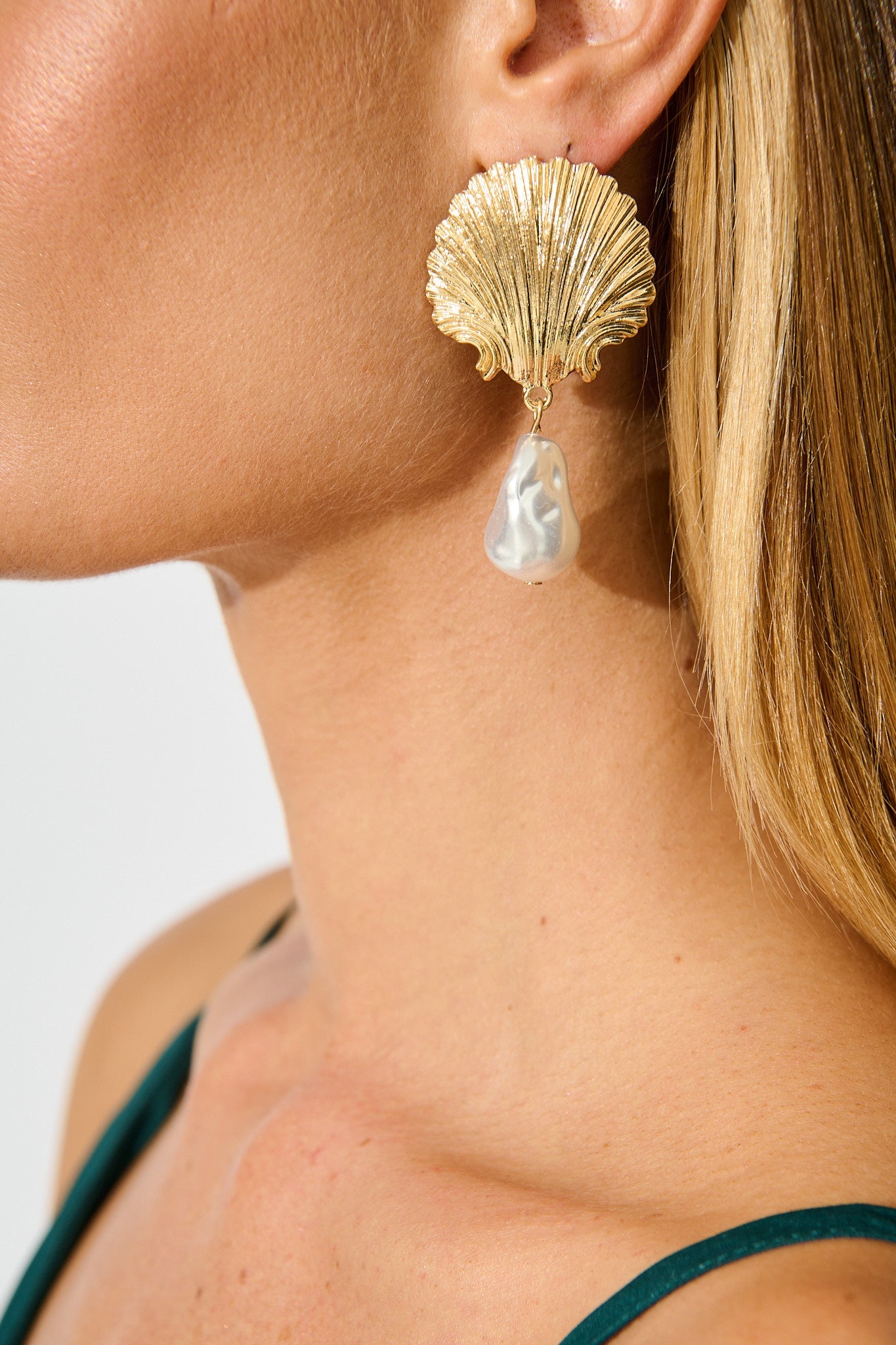 Soiree Drop Shell Earrings in Gold with Pearl