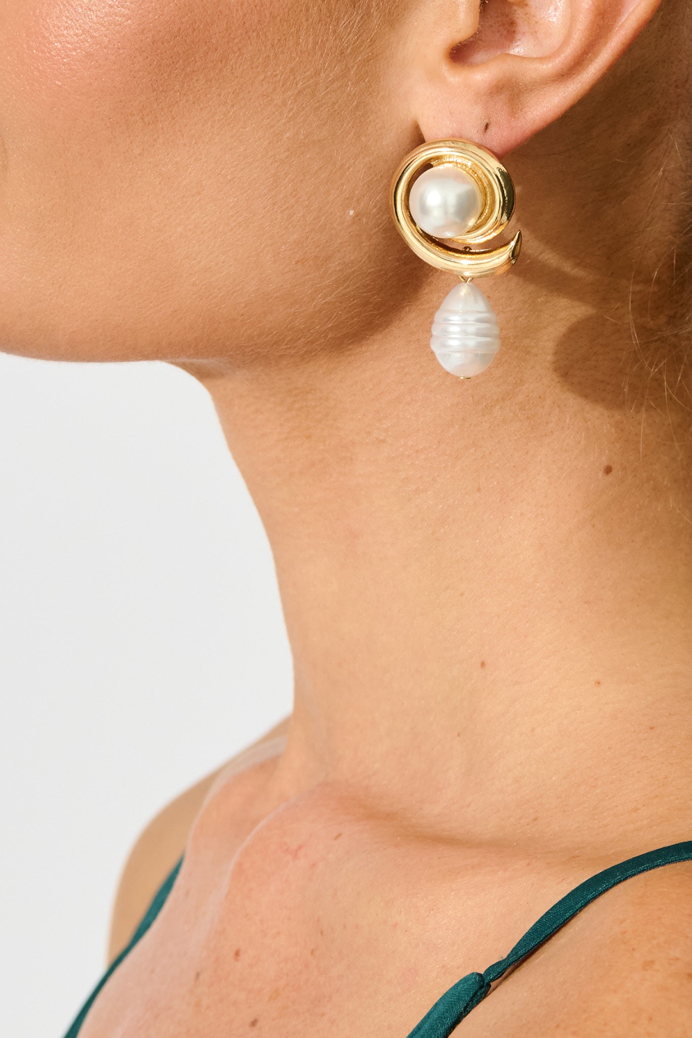 Daniella Drop Earrings in Gold with Pearl