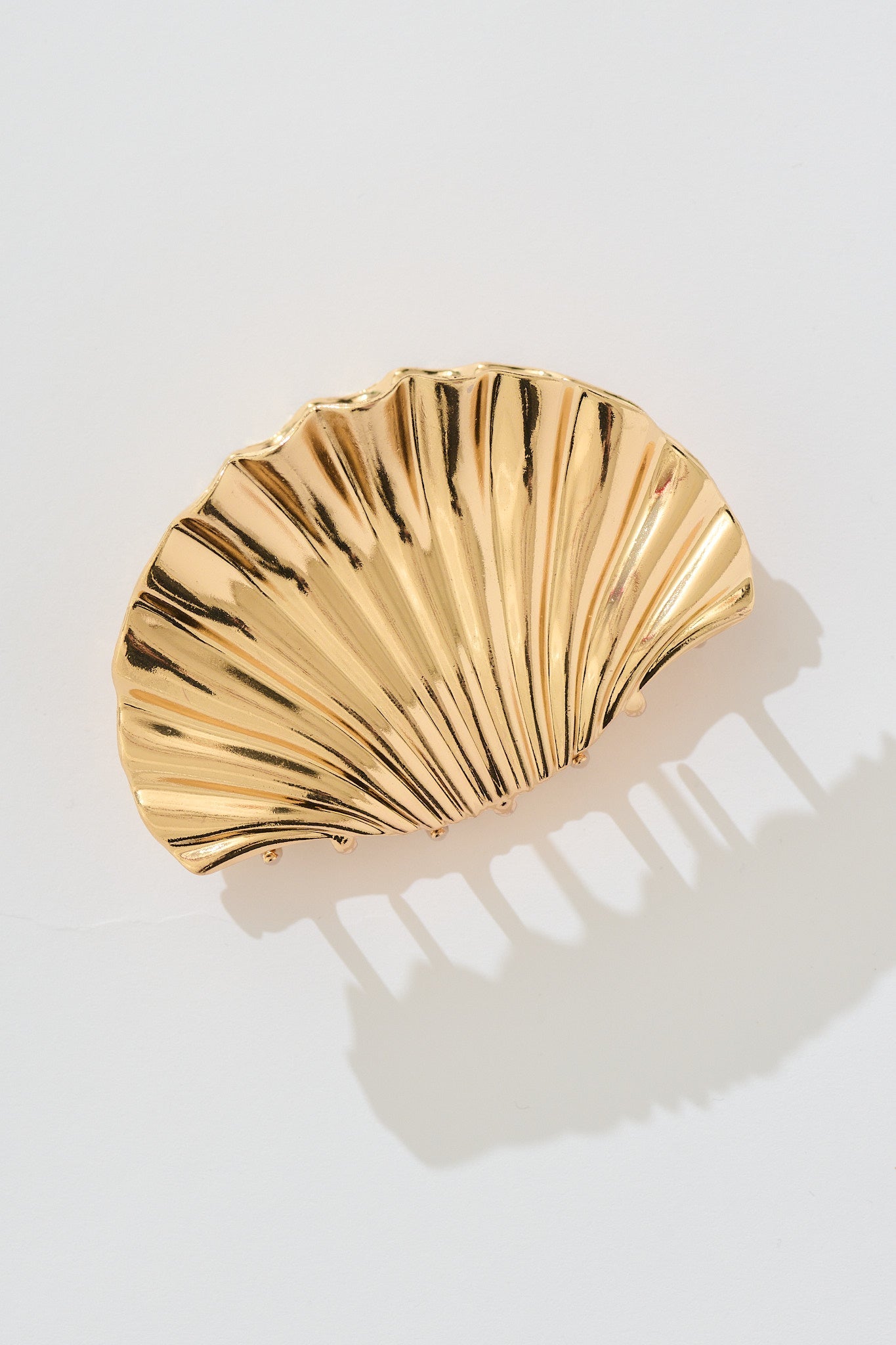 Shella Ribbed Metal Shell Claw Clip in Gold