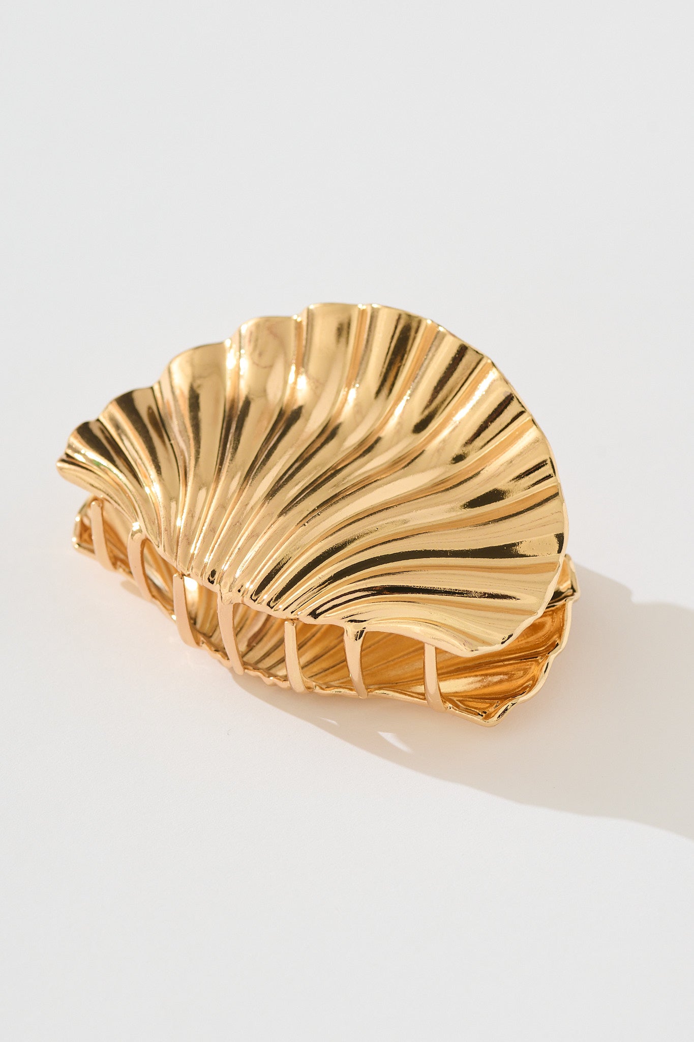 Shella Ribbed Metal Shell Claw Clip in Gold