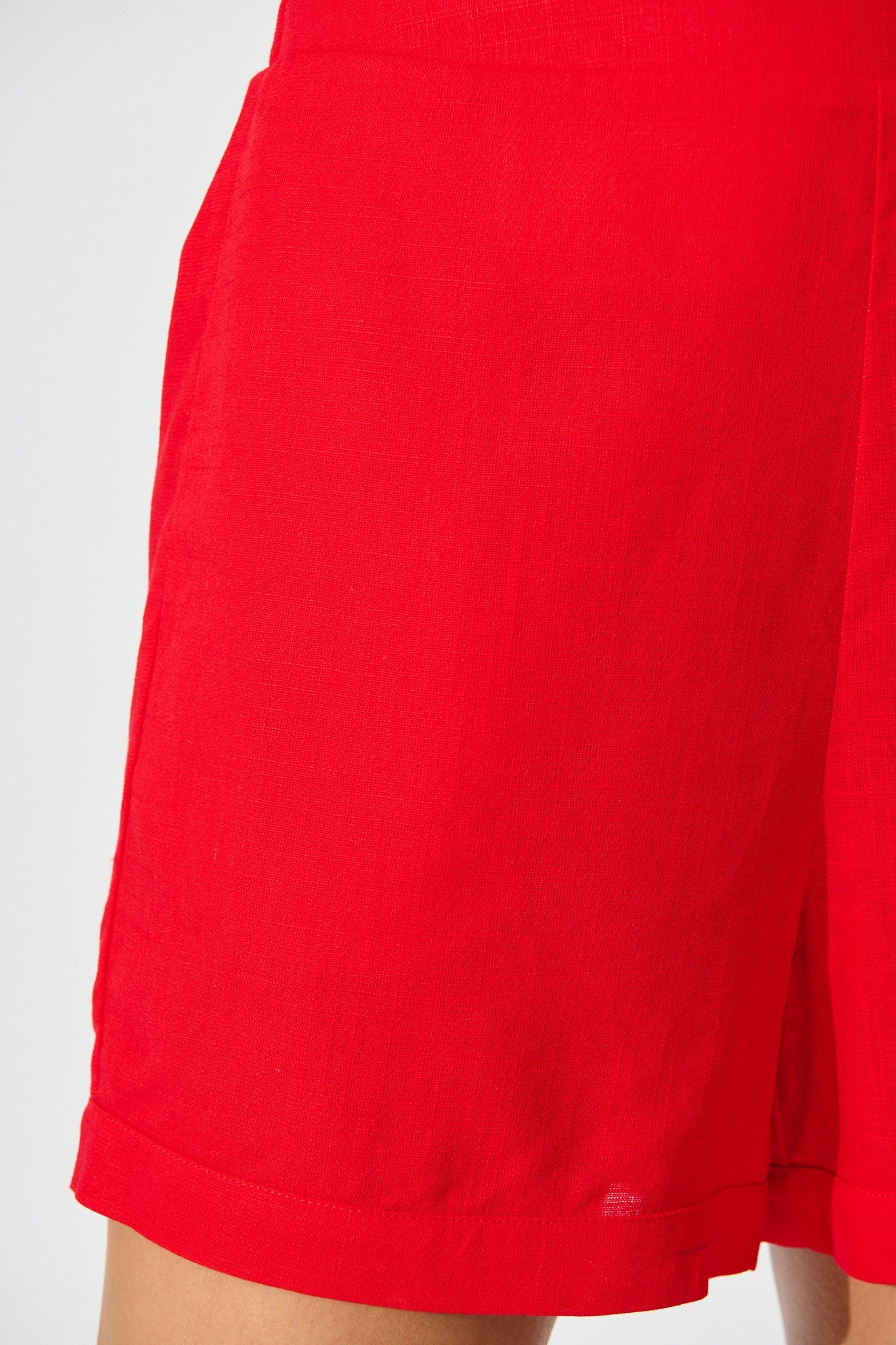 Sizzle Short in Red Linen Blend